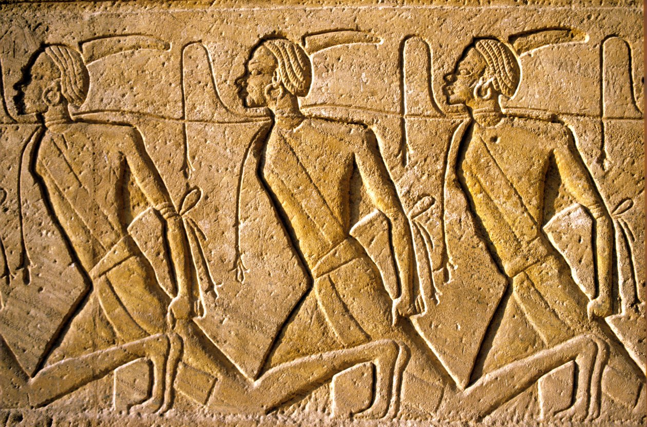 Egipto antigo, Pintura mural/Escultura, Fila de prisioneiros representando o povo Kushite, representado como africano, que foi derrotado por Ramsés II, Templo de Ramsés II, Abu Simbel de School Egyptian