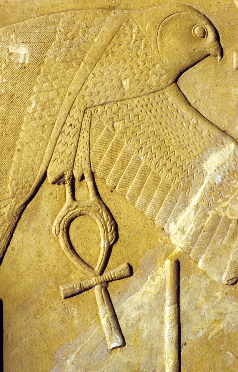 Antigo Egipto, Pintura/gravura mural, O falcão Hórus carregando o Ankh, símbolo da vida, Templo de Karnak, Luxor (foto) de School Egyptian