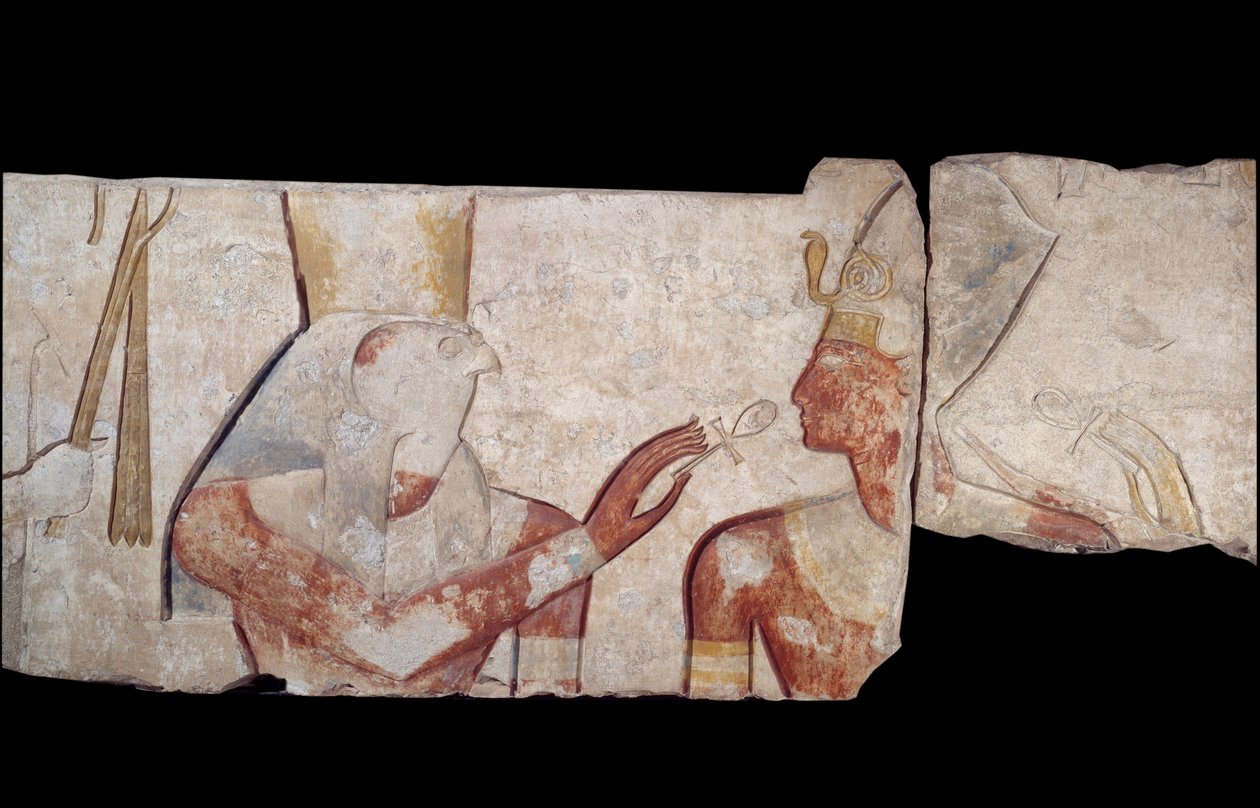 Arte Egípcia Antiga: O Rei Ramsés II é apresentado aos divinitas Horus, Amon e Hathor que lhe dão vida e insígnias reais. Baixo relevo calcário do templo de Ramsés II a Abydos por volta de 1250 AC. 19ª dinastia. Novo Império. Paris, Musee Du Louvre de School Egyptian