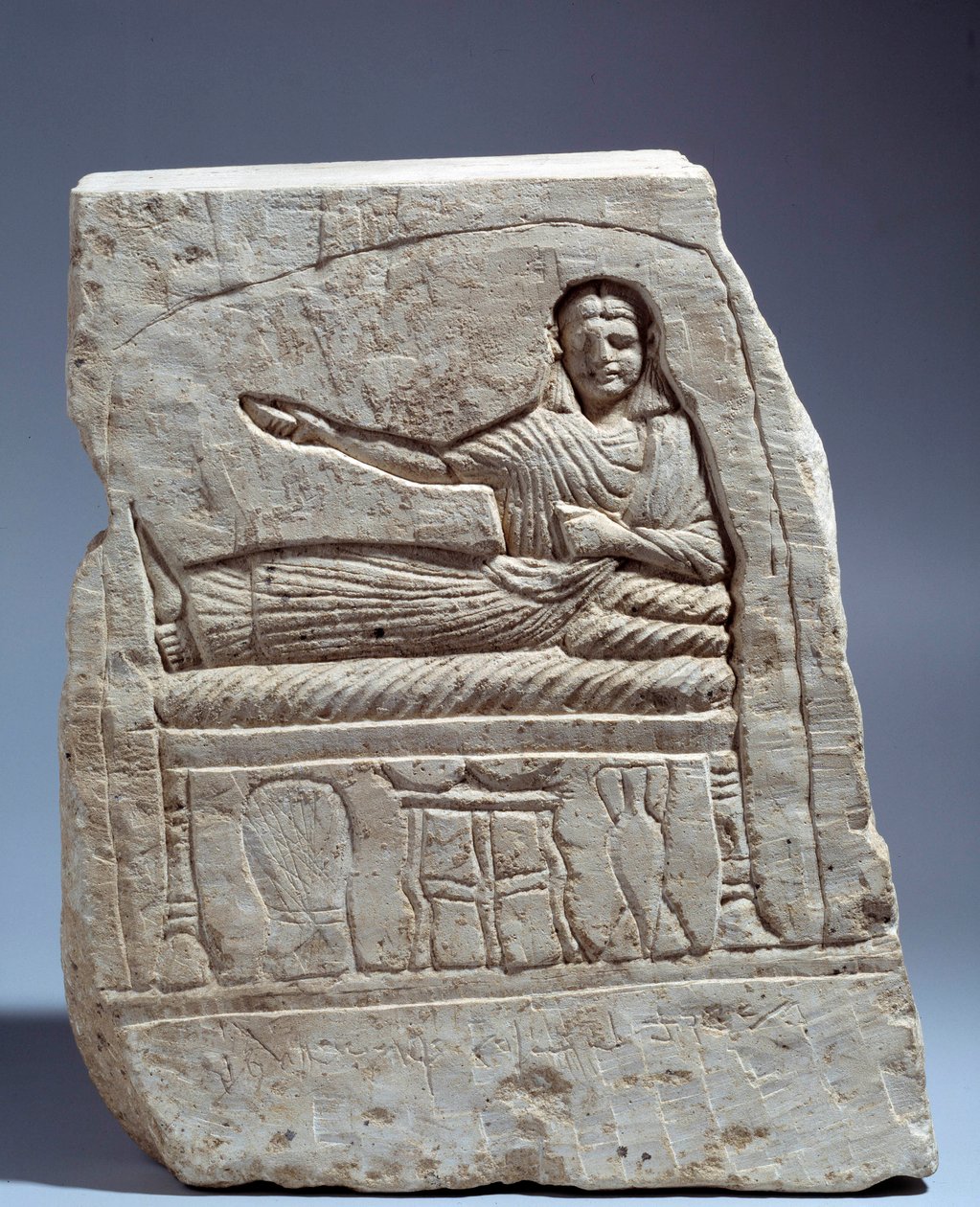 Arte Egípcia Antiga: estela funerária em pedra calcária em nome de Lady Artemis. (com banquete tardio) de Kom Abu-Billou (Abu Billou), Egipto. Altura 24 cm. Período baixo (século III d.C.). Paris, Musee Du Louvre de School Egyptian