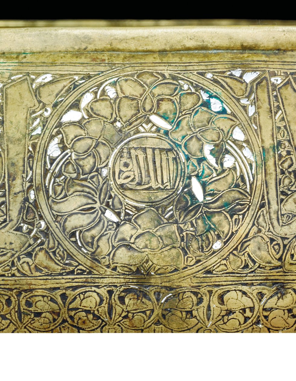 Detalhe de uma tigela Mamluk, c.1351 (latão com incrustações de prata e ouro) de School Egyptian