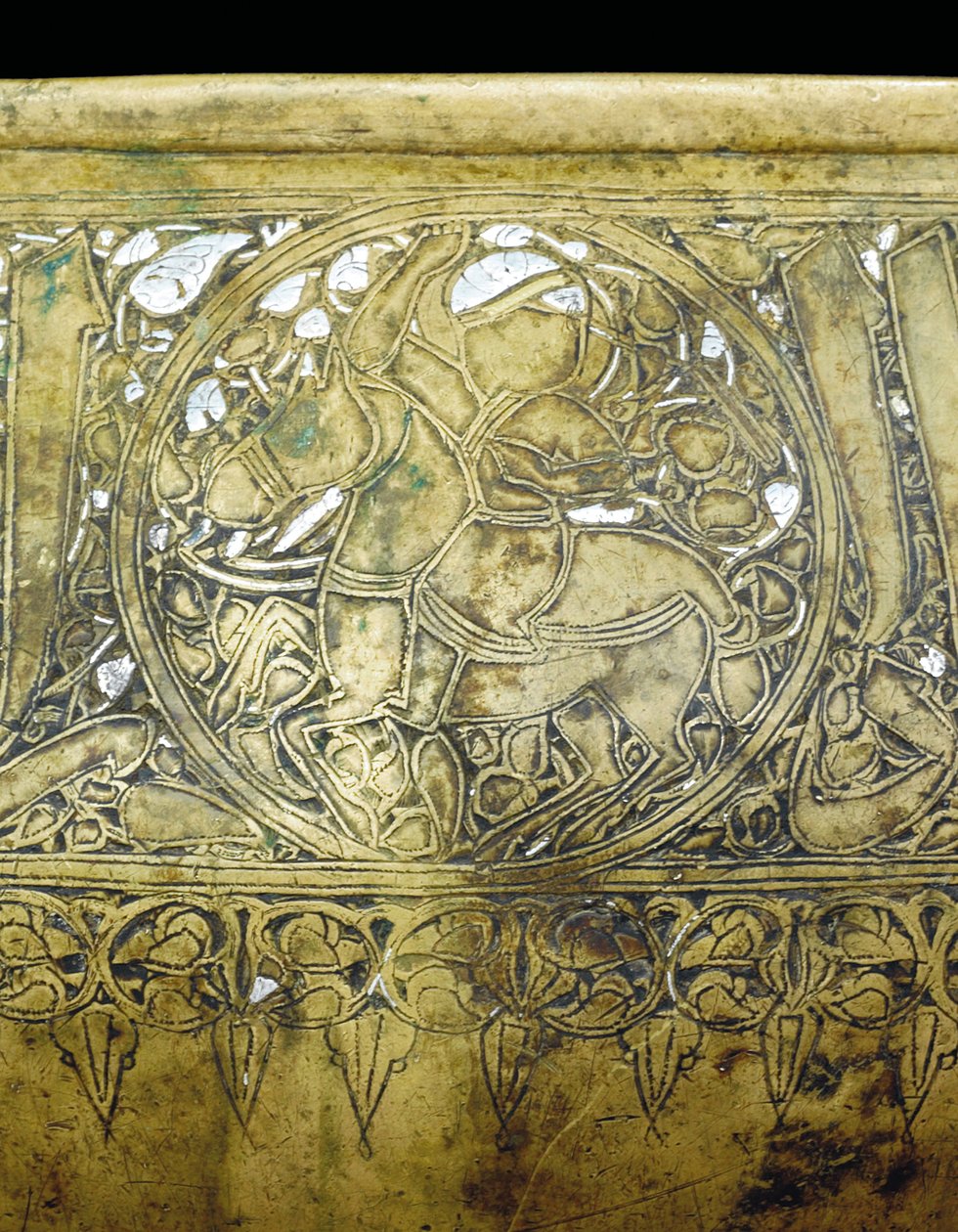 Detalhe de uma tigela Mamluk, c.1351 (latão com incrustações de prata e ouro) de School Egyptian