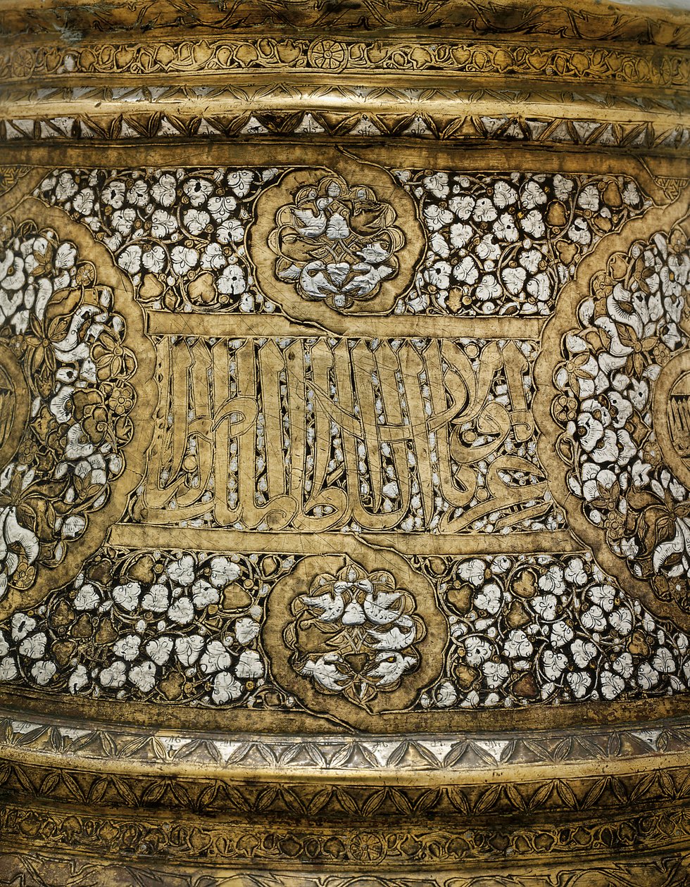 Detalhe de uma base de candelabro mameluco com o nome do sultão Shihab Al-Dunya Wa Al-Din Ahmad bin Al-Malik Al-Nasir Muhammad de School Egyptian