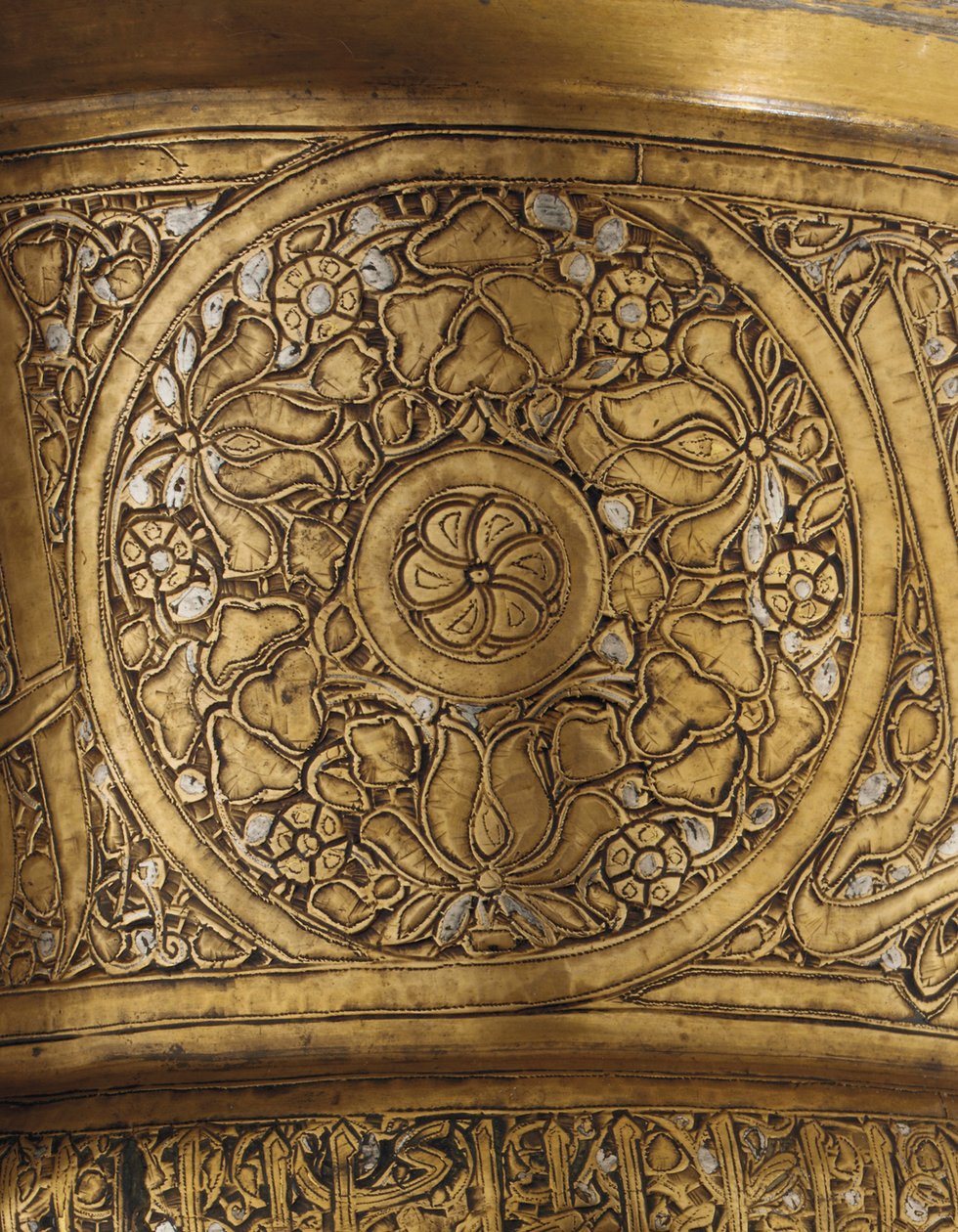 Detalhe de um suporte de bandeja embutido, Mamluk Egito ou Síria, primeira metade do século 14 (prata e latão) (ver também 448375) de School Egyptian