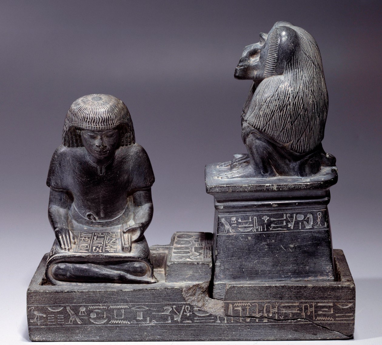 Antiquite egípcia: O escriba Nebmertouf e o macaco Thot, deus da Escritura e patrono dos escribas. A escultura de xisto. Regne de Amenophis III (1391-1353) de School Egyptian