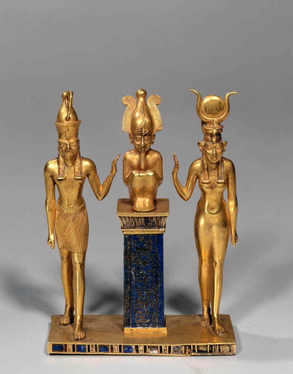 Antiquidade egípcia: Tríade Osiriana em nome de Osorkon (Osíris rodeado por Ísis e Horus. Pingente de ouro e lápis lazúli (lápis lazúli). 22ª dinastia, período baixo. Paris, Museu do Louvre. de School Egyptian