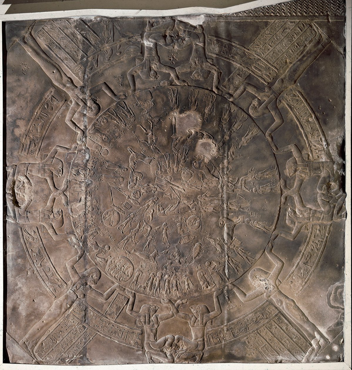 Antiquidade egípcia: "O Zodíaco" Baixo relevo do tecto da capela leste de Osíris no templo de Hathor em Denderah. Período Ptolemaico (332-30 a.C.) Paris, Museu do Louvre de School Egyptian