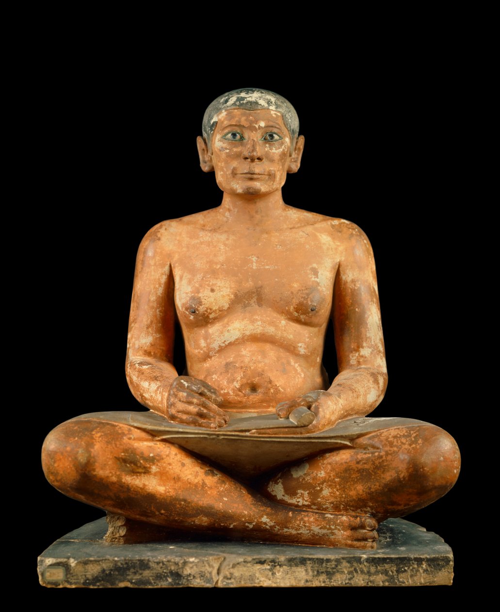 Antiquidade egípcia: "O escriba de agachamento" Estátua em calcário, albastro e cristal de rocha. Vem de sakkarah (Saqqara) (cerca de 2620 - 2350 AC). 4ª ou 5ª dinastia) Sol. 0,537m, Musee du Louvre, Paris - Antiguidade Egípcia: "Estátua de Escriba Agachad de School Egyptian