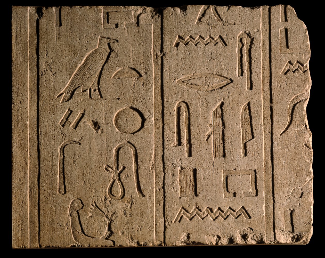 Antiguidade egípcia: insciência funerária a mencionar uma senhora chamada Takhout. Século 8 AC. Paris, Museu do Louvre de School Egyptian