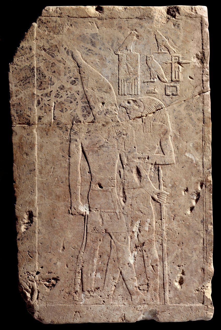 Antiquite egípcio: relevo calcário representando o rei Qahedjet (Kahedjet) abraçado pelo deus Horus. Antigo império. Fim da 3ª dinastia. 2700-2620 AC. Paris, Museu do Louvre. de School Egyptian