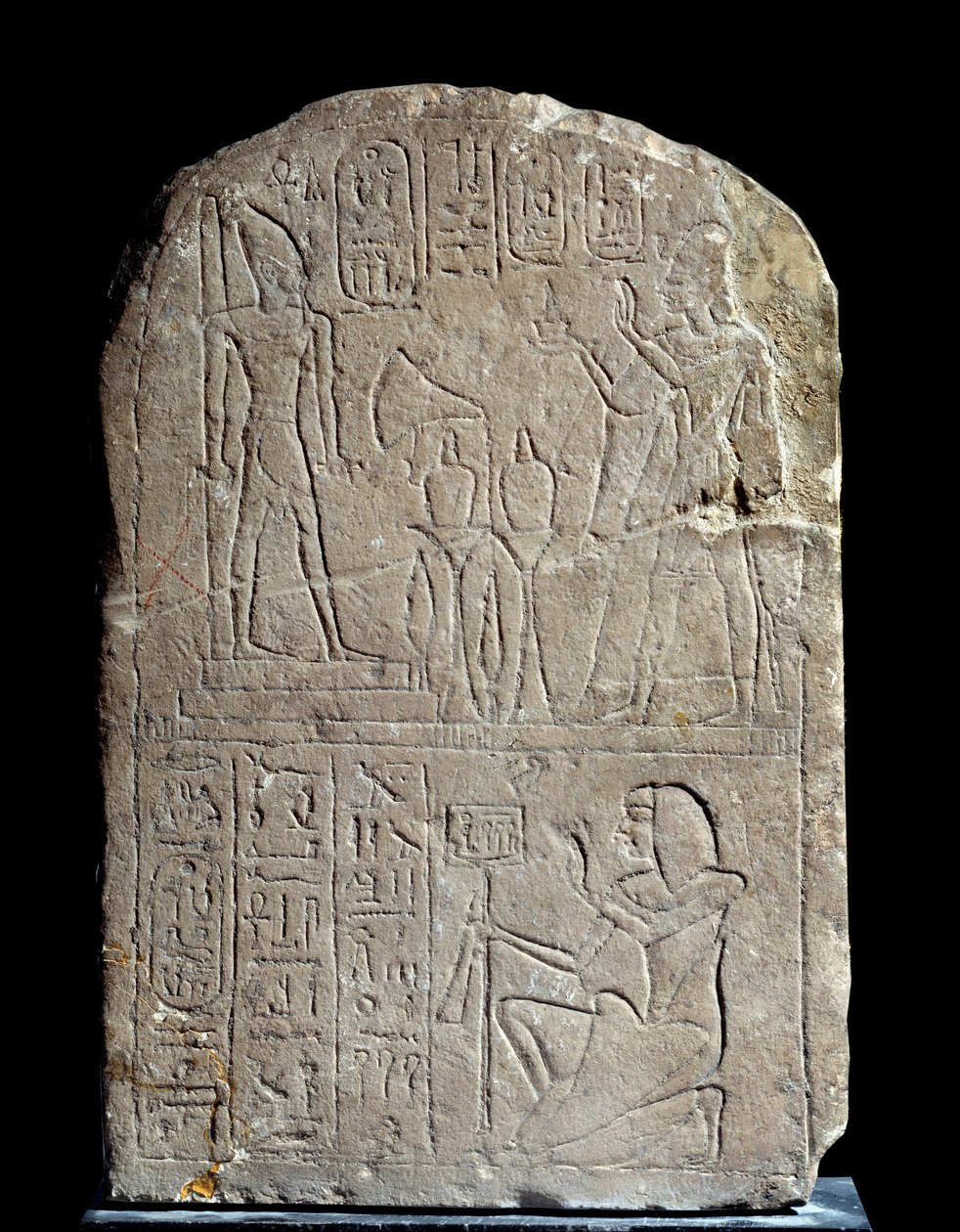 Antiquite egípcio: estela de calcário em nome da porta do signo do Rei Anya. No cabide, o faraó Ramsés II oferece incenso à sua própria estátua divina colossal. Regne de Ramsés II (1279-1213 a.C.). Do serapeum Saqqara. Sol 0,44x0,3 m Paris, musee du Louvre de School Egyptian
