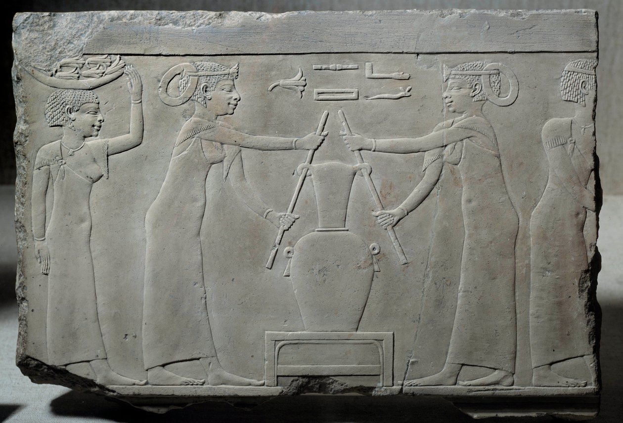 Antiquite egípcia: baixo relevo calcário representando mulheres pressionando flores de lírio para extrair a essência chamada "extração de lirinon" por volta de 500-400 AC (Era Saite?). Baixa época. Sol 0,29x0,37 m Paris, musee du Louvre de School Egyptian