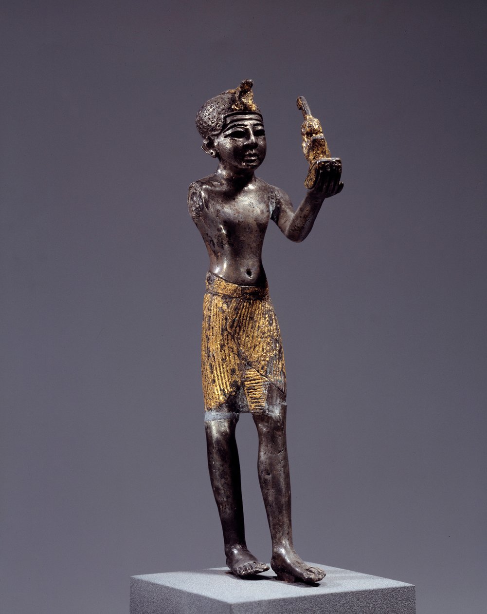 Antiguidade egípcia: estatueta do rei (Sethi I?) fazendo a oferenda de Maat. Escultura de prata e ouro. Regne de Sethi (1294-1279 AC). Dim. 19 cm. Paris, Museu do Louvre. de School Egyptian