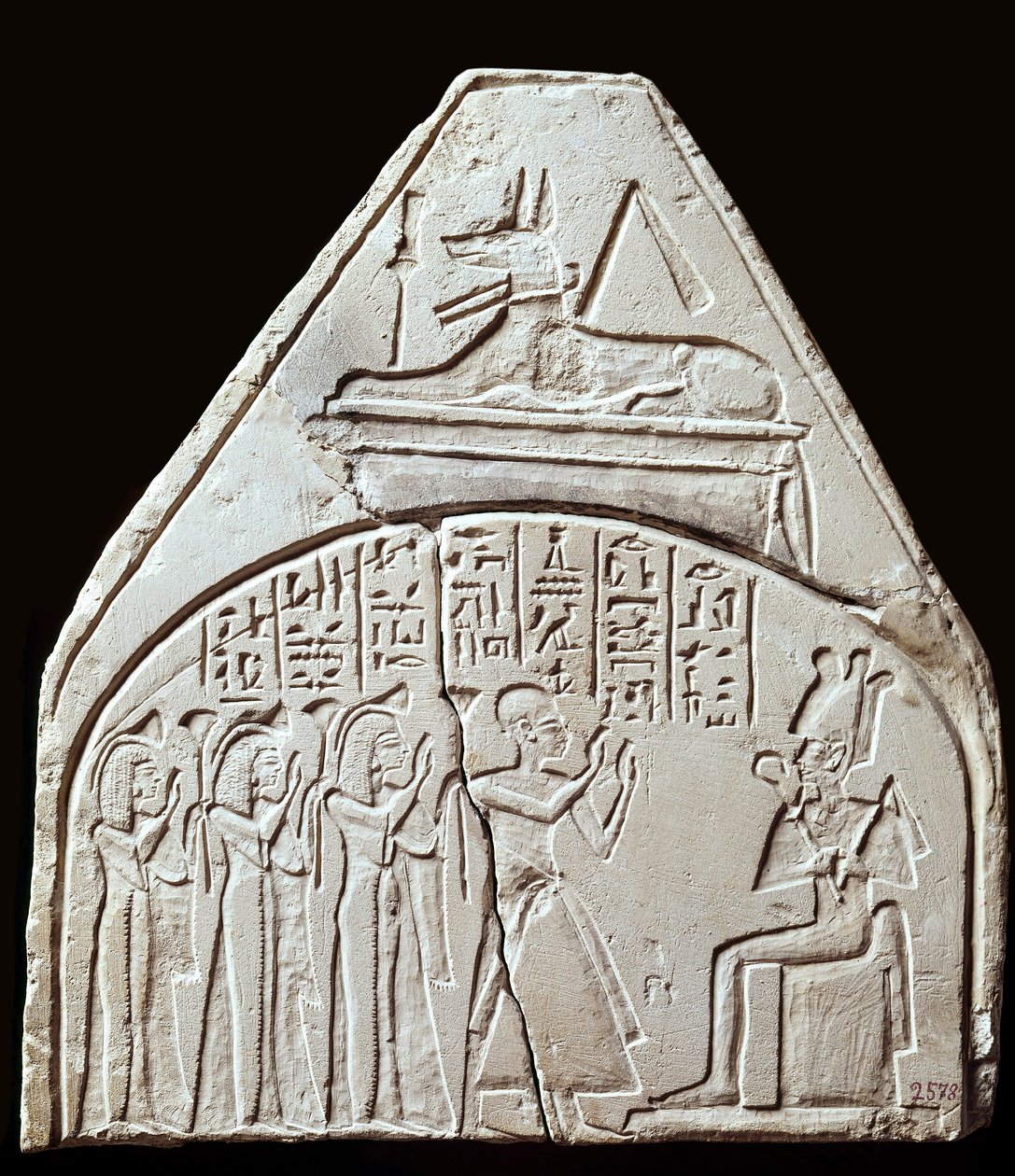 Antiquite egípcio: fragmento de estela representando a adoração do deus Osíris. Acima está representando Anúbis. Paris, Museu do Louvre de School Egyptian