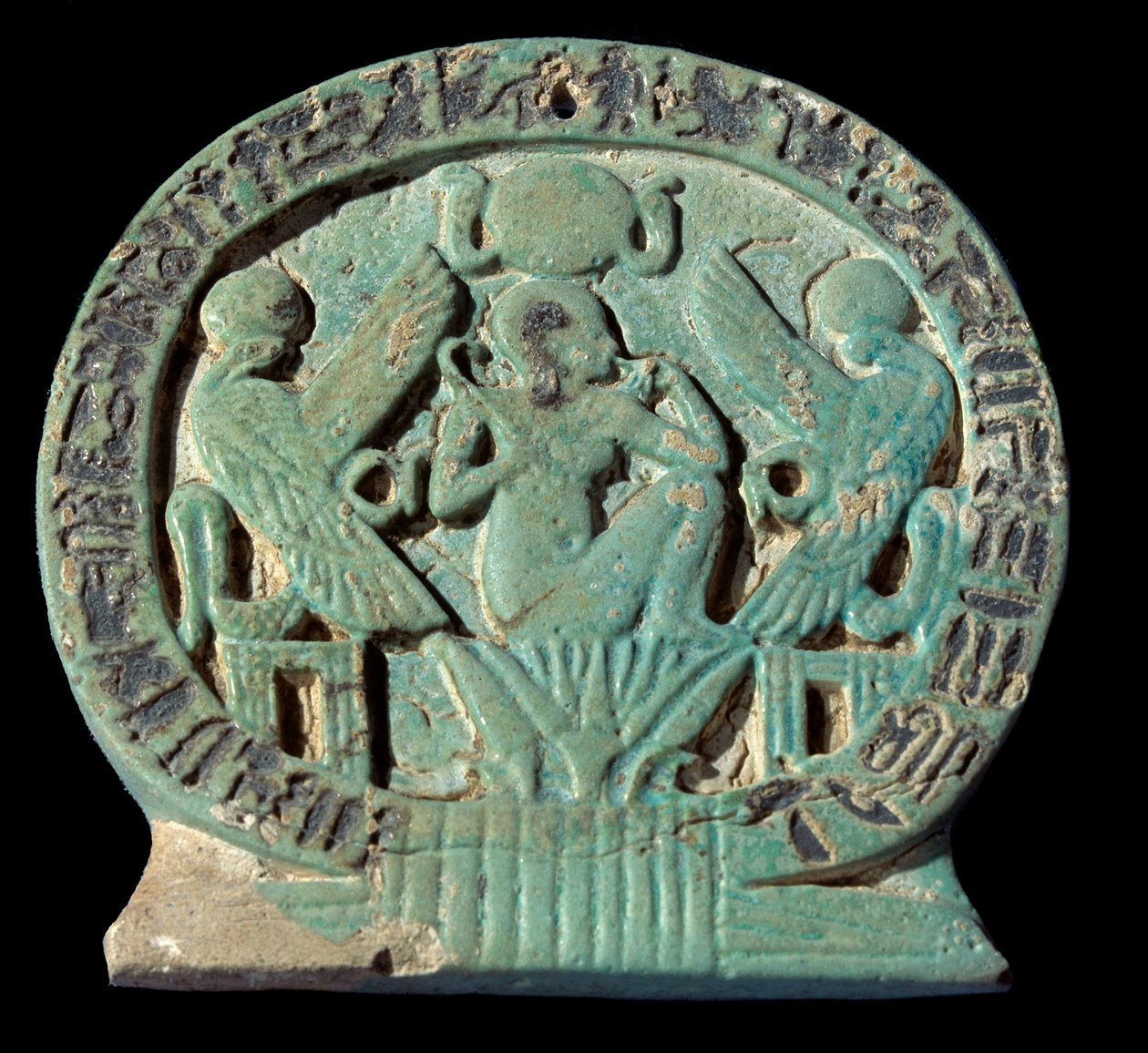 Antiquite egípcio: talismã em faiança decora uma cena mitológica: "no nascimento do mundo, o sol aparece como uma criança" Representação de Osorkon (Cerca de 800 a.C.) 3º período intermédio. Paris, Museu do Louvre de School Egyptian