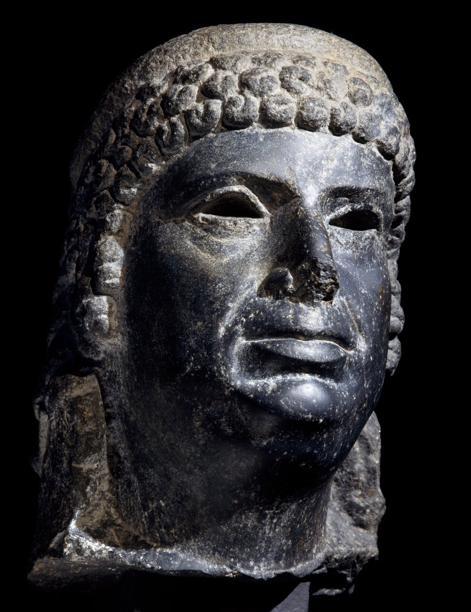 Chefe de Cleópatra III, escultura de basalto. Civilização Egípcia, Período Ptolemaico, século II a.C. de School Egyptian