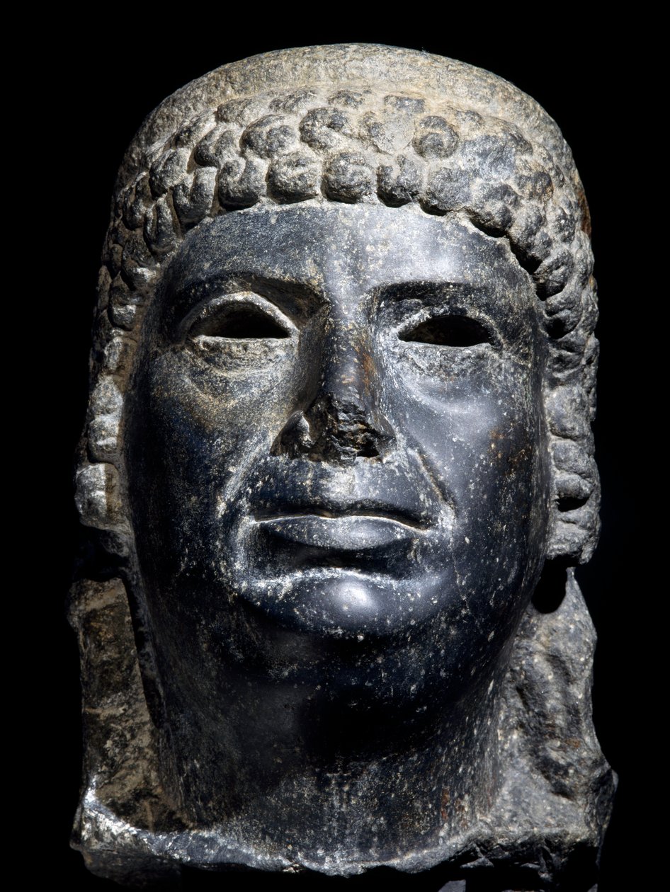 Chefe de Cleópatra III, escultura de basalto. Civilização Egípcia, Período Ptolemaico, século II a.C. de School Egyptian