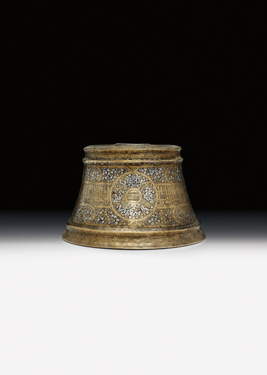 Base de candelabro mameluco com o nome de sultão Shihab Al-Dunya Wa Al-Din Ahmad bin Al-Malik Al-Nasir Muhammad de School Egyptian