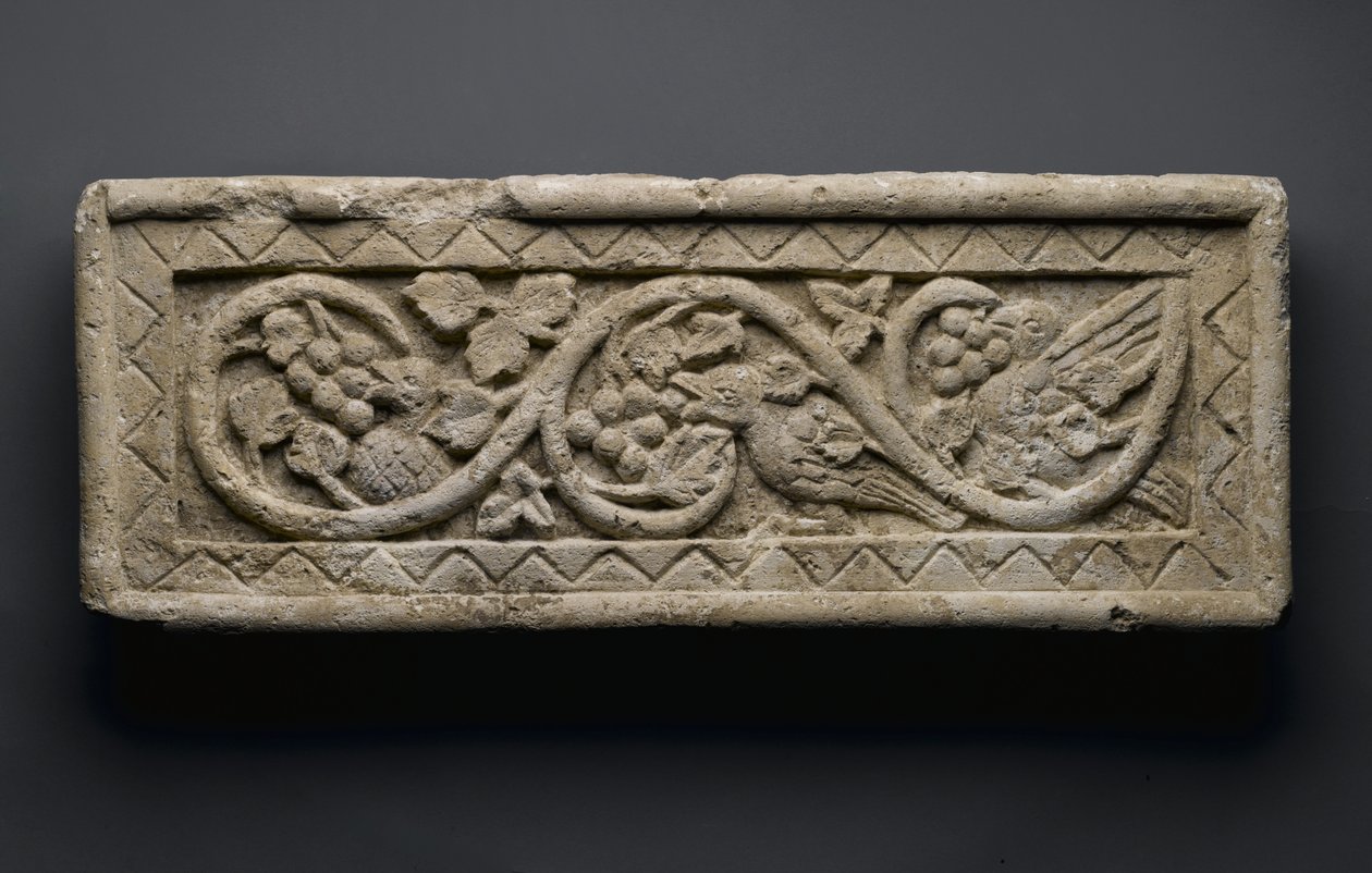 Relevo de um pergaminho vegetal que envolve aves e uvas, de Behnesa, século V-6 (pedra calcária) de School Egyptian