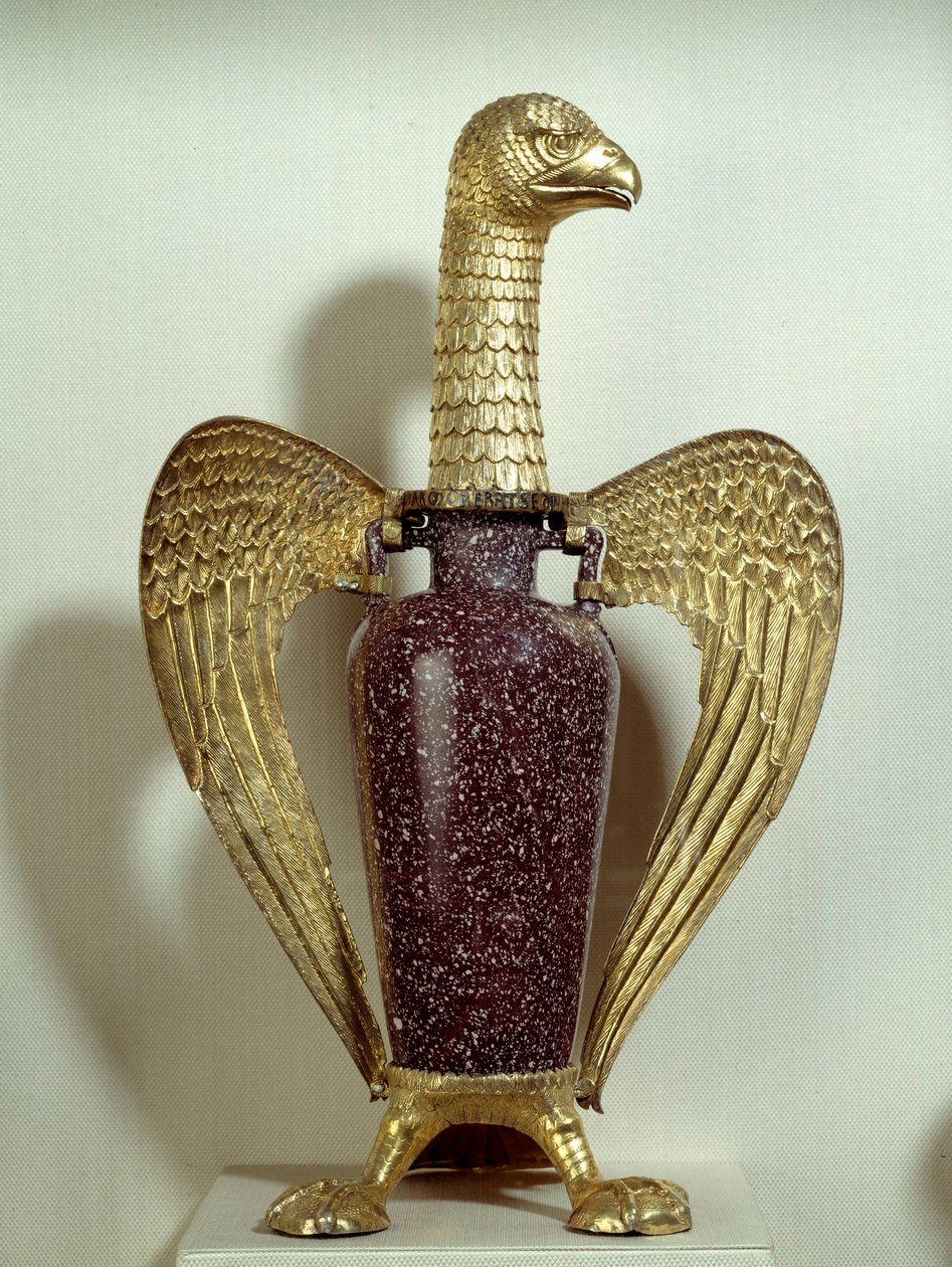Vaso conhecido como "Eagle" por Suger (abbe Suger): vaso feito no Egipto sob o Império Romano e montado sobre suporte de prata dourada representando uma águia feita em Saint-Denis no século XII. Faz parte do Tresor da Abadia de Saint-Denis. Sol 0,43x0,27 m de School Egyptian