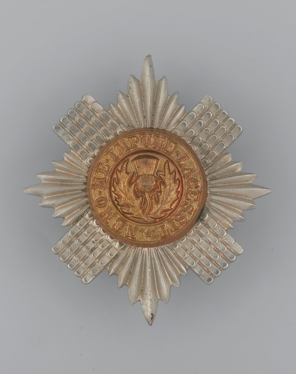 Crachá de boné, c.1896-1920 (metal) de School English