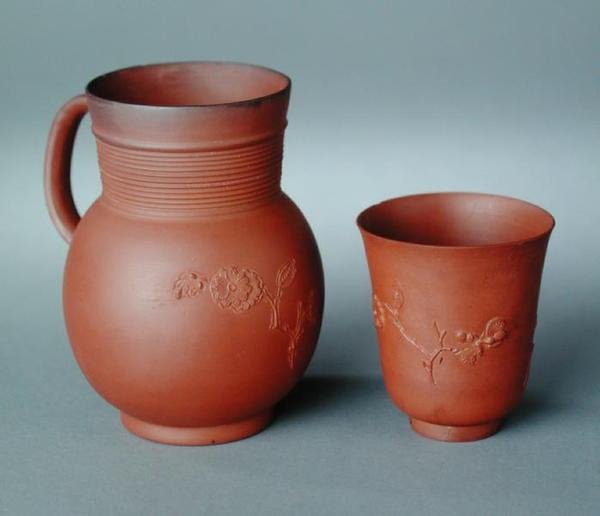 Caneca e copo, grés vermelho, decoração em spray, trabalhos Elers (cerâmica) de School English