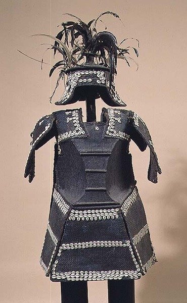 Ata Armour de Mindanao, Filipinas (rattan revestido com resina e bordado com conchas de cowrie) de School Filipino