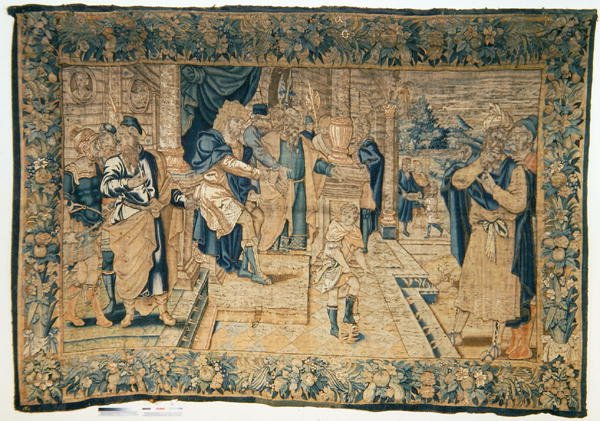 Moisés de pé sobre a coroa do faraó (tapeçaria) de School Flemish