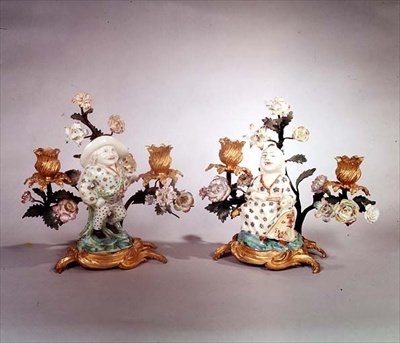Par de figuras montadas em ormolu Mennecy de um anão e um magot (porcelana) de School French