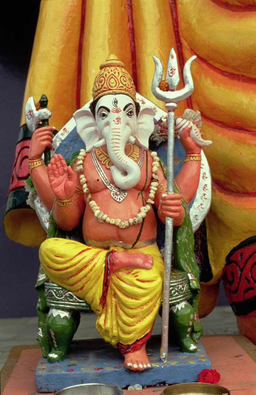 Estátua de Ganesh, o Deus Elefante, entronizado de School Indian