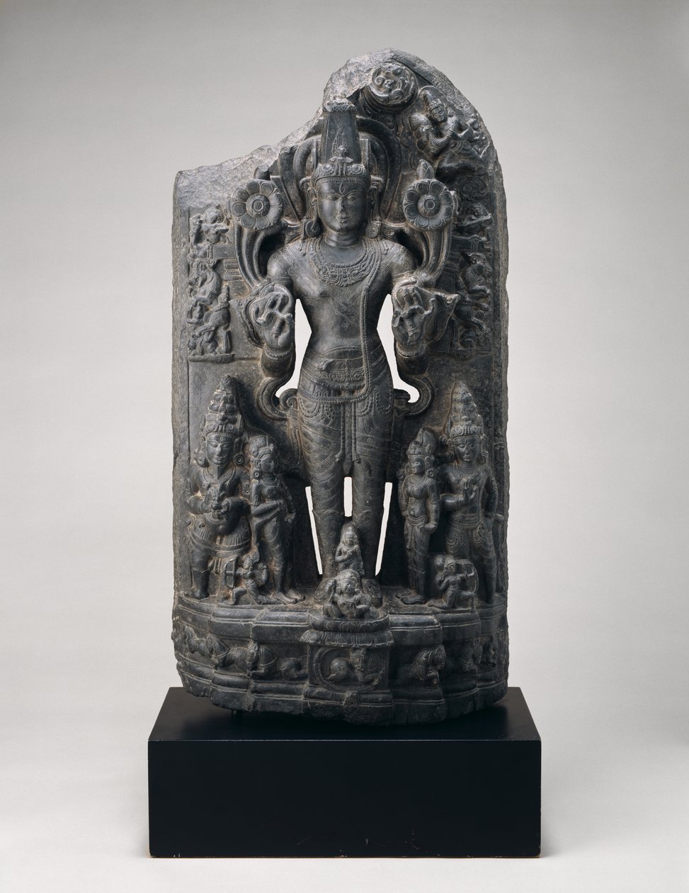 Surya, c. Século 11 (clorito preto) de School Indian