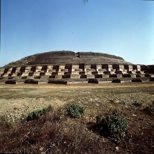 Vista da Stupa Nandangarh, que se acredita segurar as cinzas de Buda (foto) de School Indian