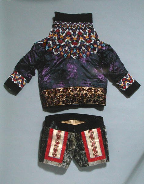 Casaco e calções de senhora, da Gronelândia (têxtil) de School Inuit
