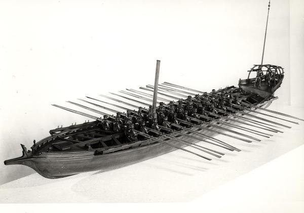 Um modelo de fragata veneziana (foto a p/b) de School Italian