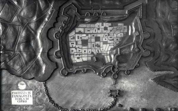 Um mapa em relevo da Fortaleza de Famagosta na Ilha de Chipre no século XVII (foto a p/b) de School Italian