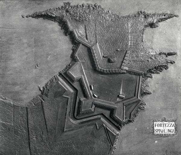 Um mapa em relevo da fortaleza veneziana em Spinalonga, Creta em 1619 (foto a p/b) de School Italian