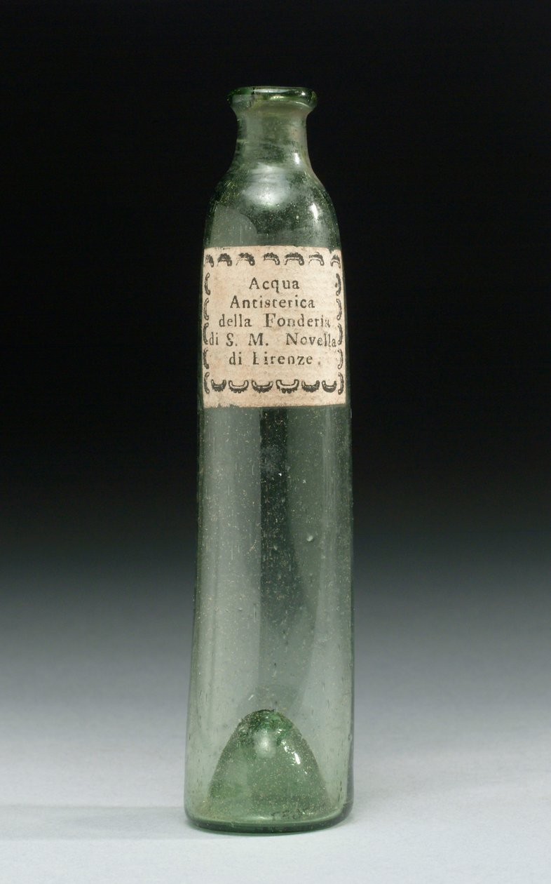 Garrafa que continha água anti-histeria, da Fonderia di Sua Altezza Reale, Officina Profumo, Farmaceutica di Santa Maria Novella, Florença, c.1850-1920 (vidro) de School Italian