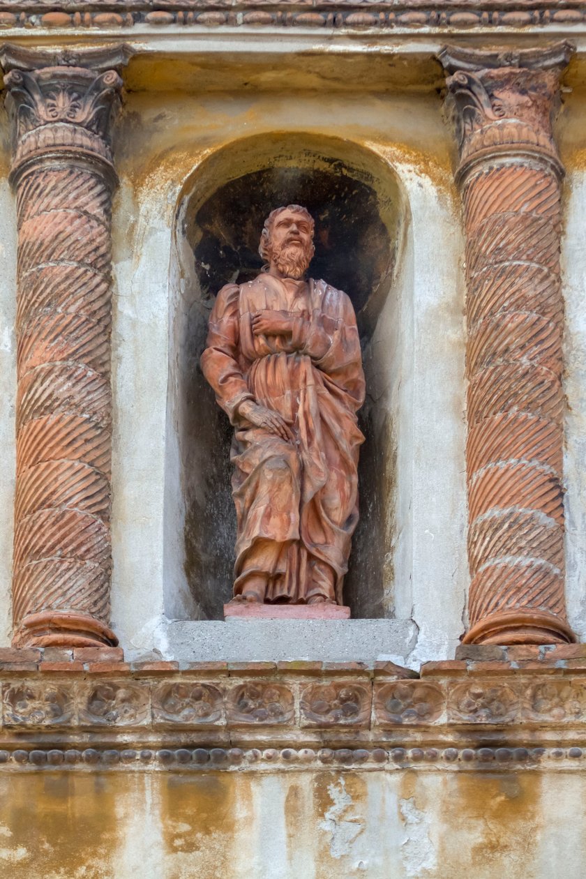 Figura de santo, estátua em terracota no nicho do Palazzo Valenti Gonzaga, chamada Casa Guerrina, em estilo Fancelliano, Via Frattini 5, Mântua (Patrimônio Mundial da UNESCO, 2008), Lombardia, Itália de School Italian