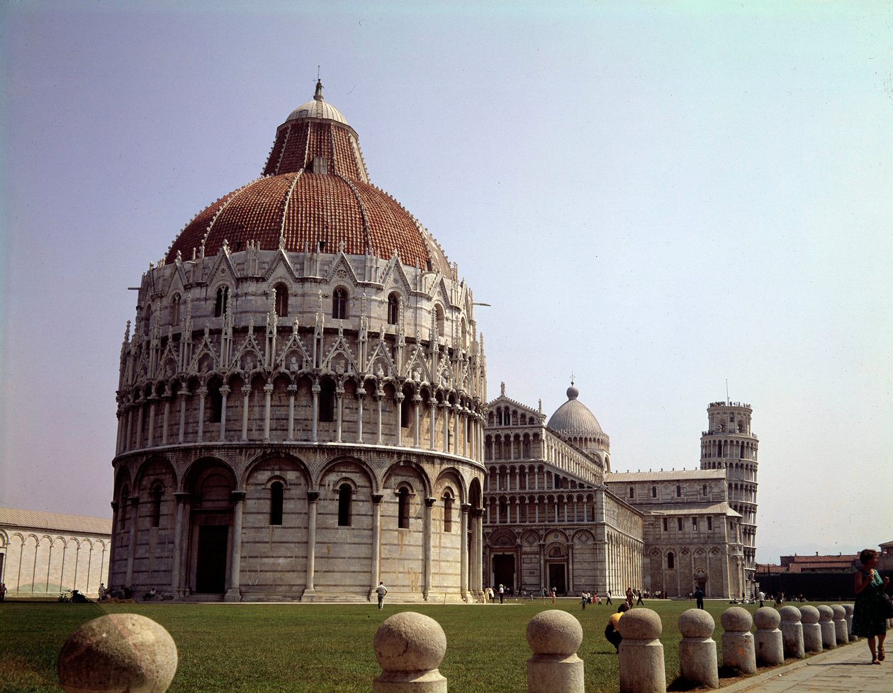 Arquitectura medieval: vista do Baptistério (construído entre 1153 e 1353), da Cúpula (catedral ou Duomo) e da Torre (iniciada em 1064) de Pisa no Campo dei Miracoli (Piazza des Miracles), Itália. de School Italian