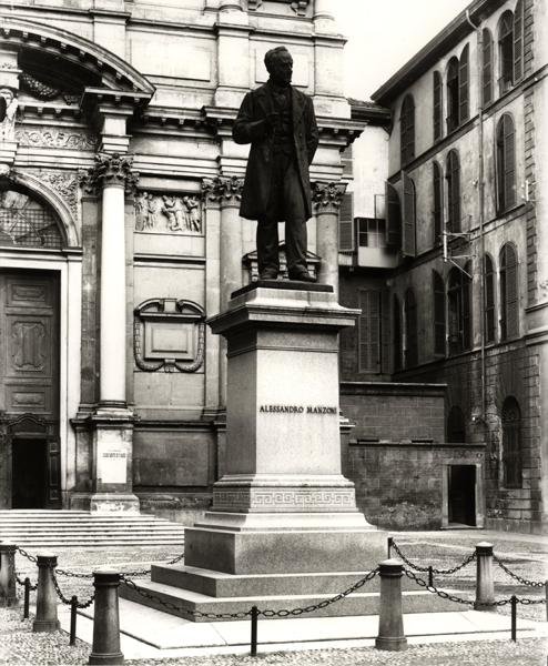 Monumento a Alessandro Manzoni (1785-1873) (bronze) (foto a p/b) de School Italian