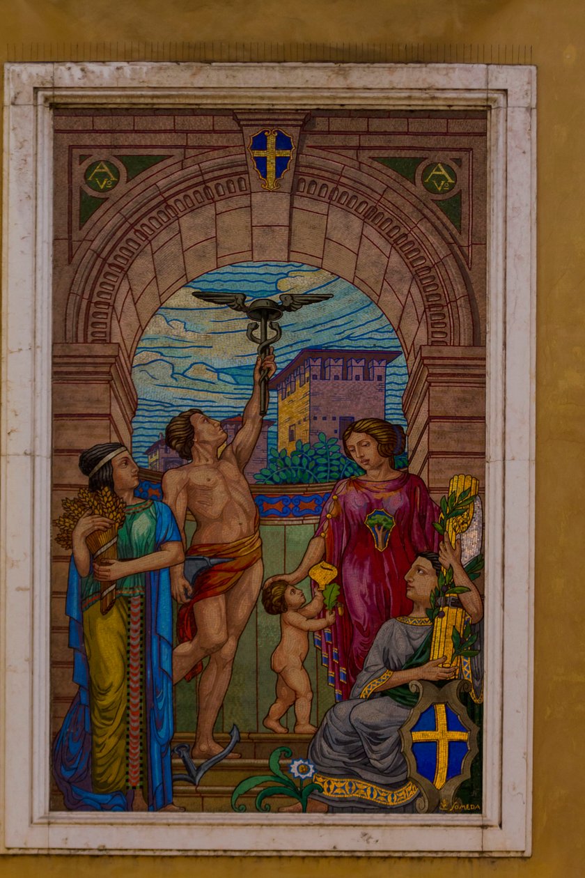 Mosaico sobre fachada de prédio no Corso Emanuele II, ao lado da Banca Agricola Mantovana, Mântua (Patrimônio Mundial da UNESCO, 2008), Lombardia, Itália de School Italian