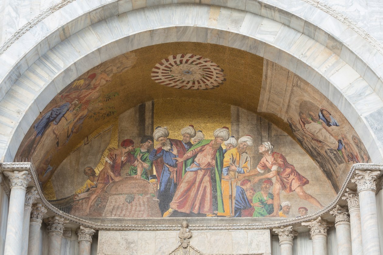 Mosaico sobre a entrada da Basílica de São Marcos, Praça de São Marcos, Veneza, Itália (mosaico) de School Italian