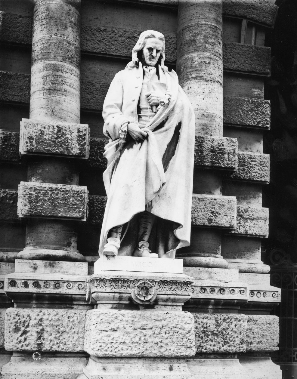 Estátua de Giambattista Vico (1668-1744) (mármore) (foto a p/b) de School Italian