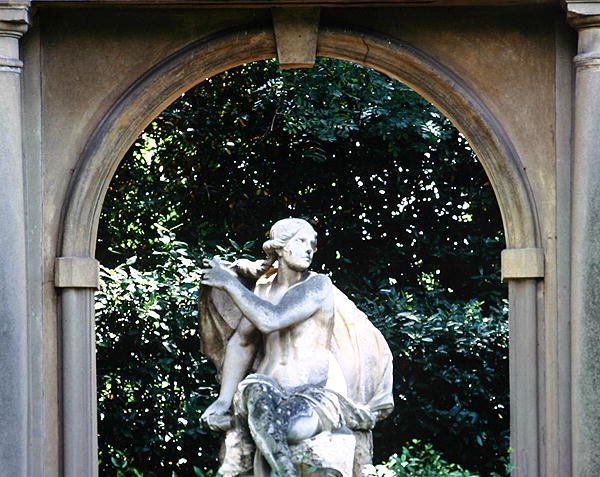 Estátua de Vénus, nos jardins da Villa la Pietra (foto) de School Italian