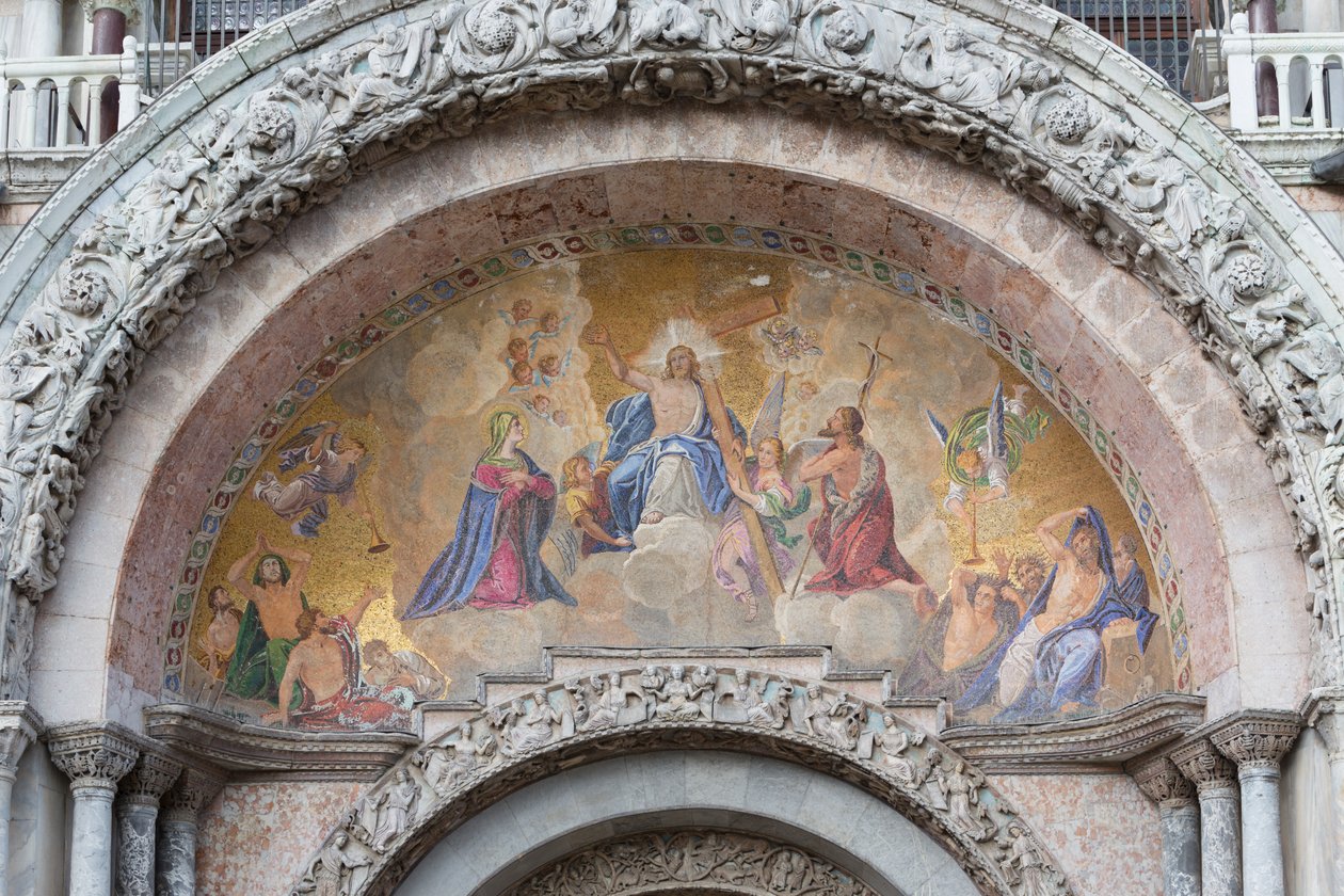 Mosaico de Cristo ressuscitado sobre a entrada da Basílica de São Marcos, Piazza San Marco, Veneza, Itália (mosaico) de School Italian