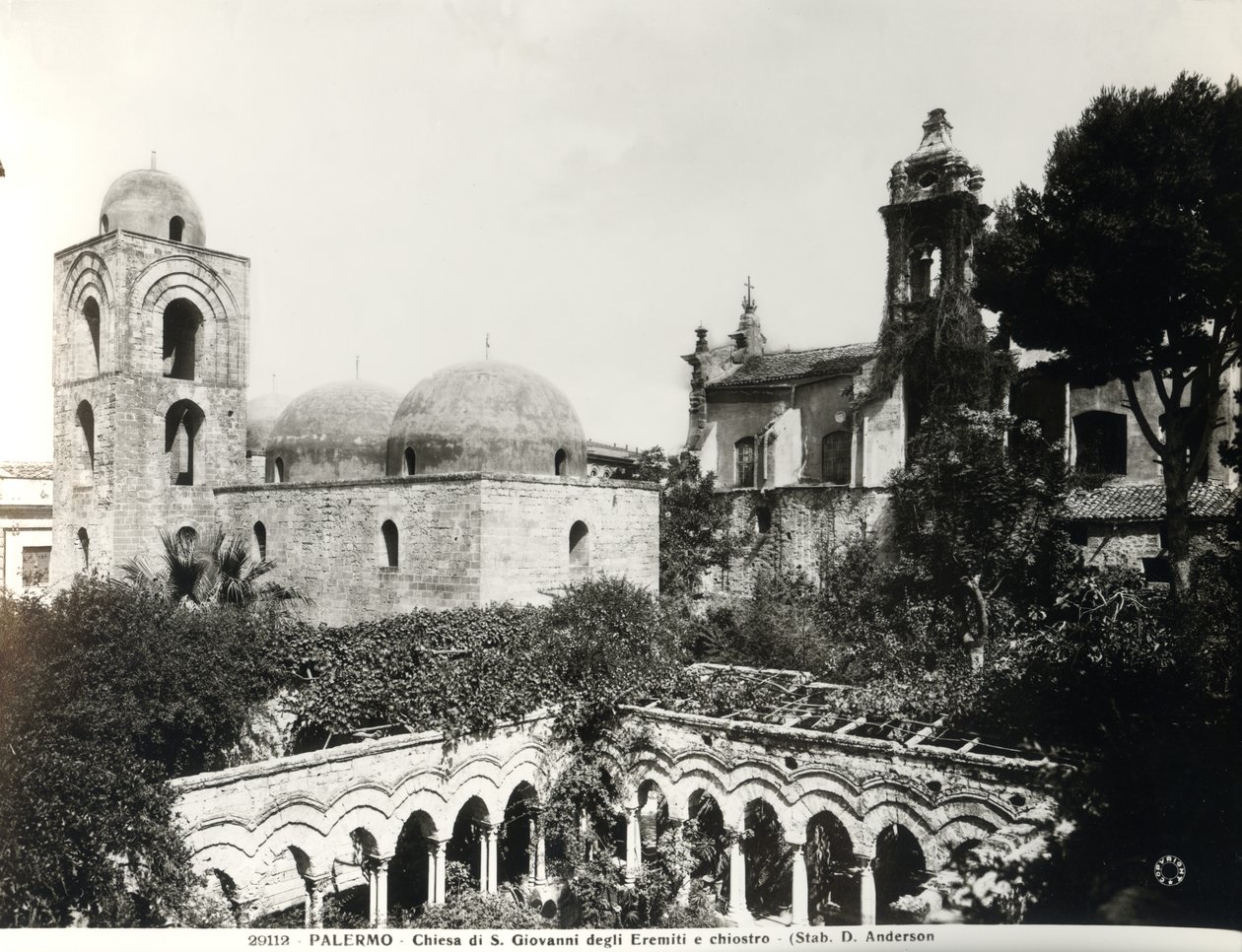 Vista do extremo leste da igreja, construída em 1132-48 pelo Rei Roger II (d.1154) da Sicília e do claustro construído no século XIII (foto a p/b) de School Italian