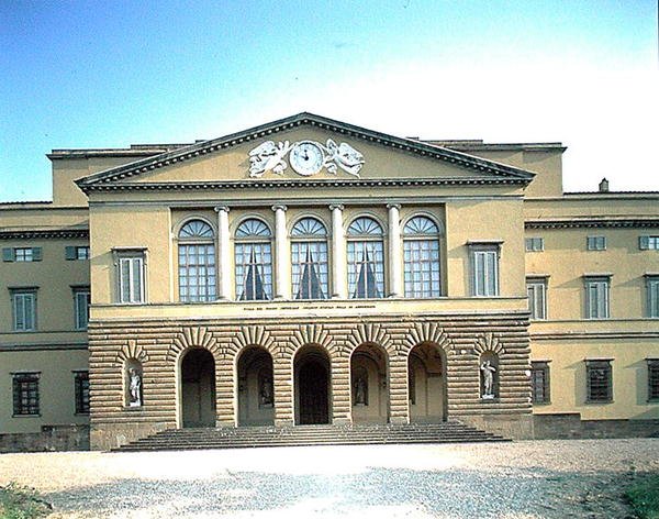 Vista da fachada (foto) de School Italian