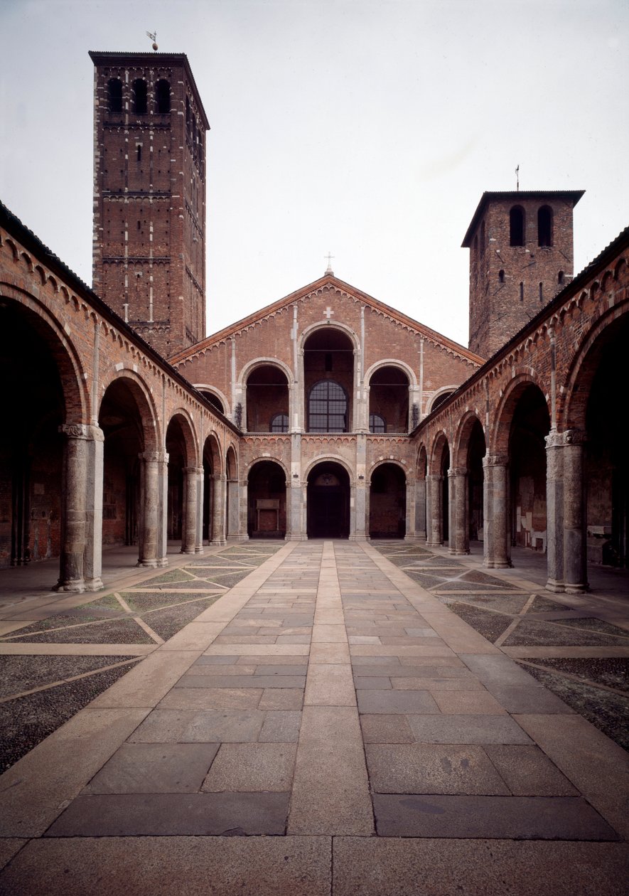 Vista da fachada da igreja de Santo Ambrósio (Basílica de Santo Ambrósio) (Basílica de Santo Ambrósio ou Santo Ambrósio) Século IV Milão, Itália de School Italian