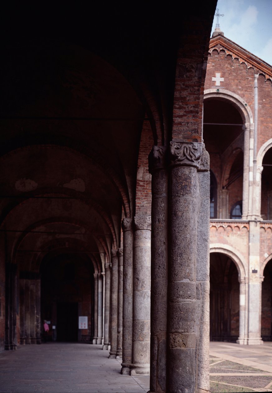 Vista do pórtico da igreja de Santo Ambrósio (Basílica de Santo Ambrósio) (Basílica de Santo Ambrósio ou Santo Ambrósio) Século IV Milão, Itália de School Italian