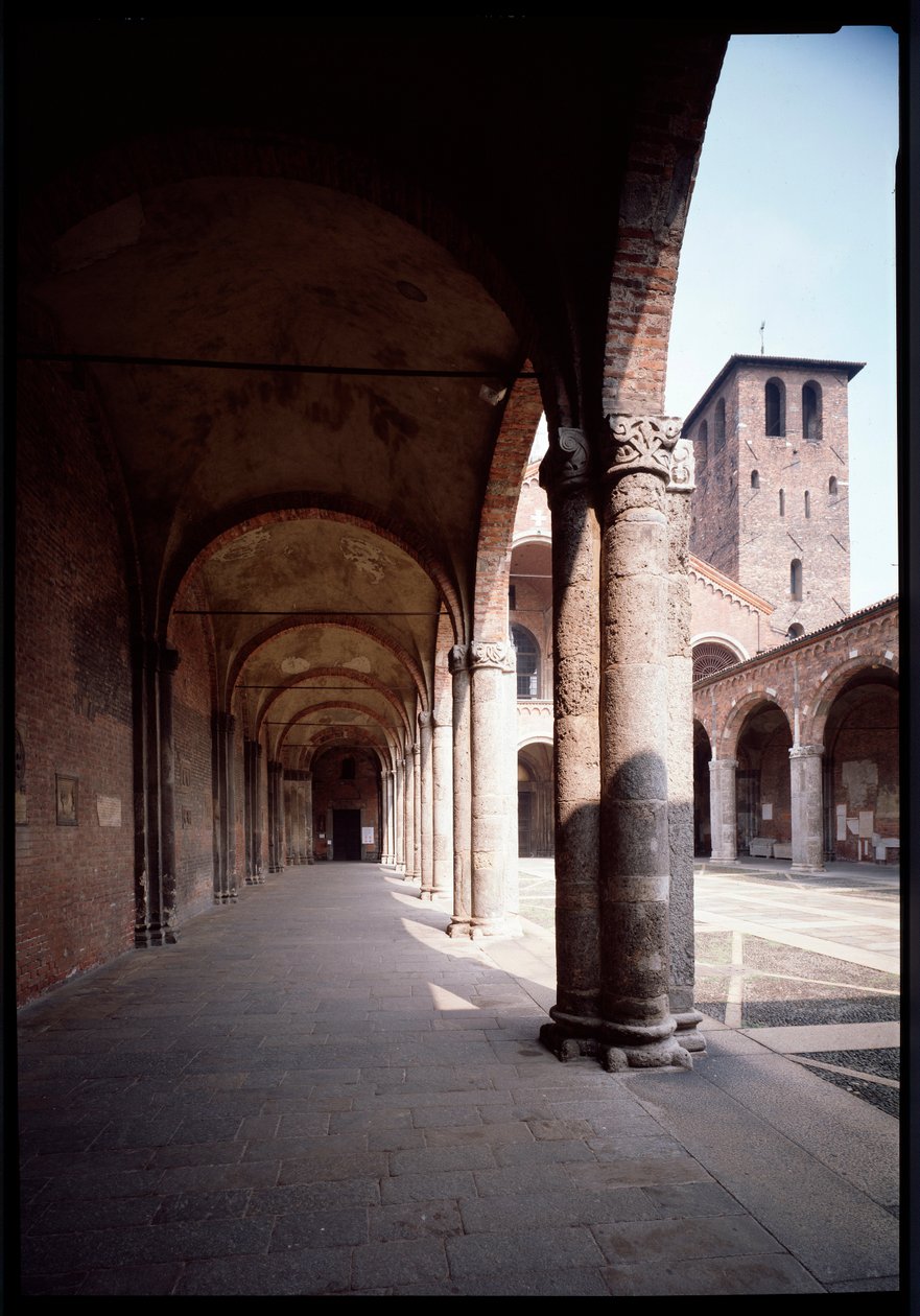 Vista do pórtico da igreja de Santo Ambrósio (Basílica de Santo Ambrósio) (Basílica de Santo Ambrósio ou Santo Ambrósio) Século IV Milão, Itália de School Italian